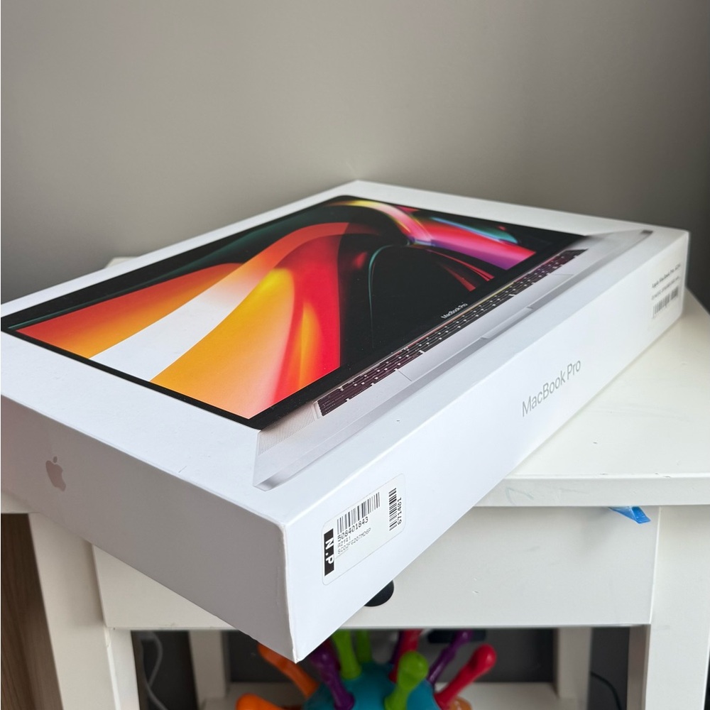 Apple MacBook Pro Packaging Box - Picture 2 of 6